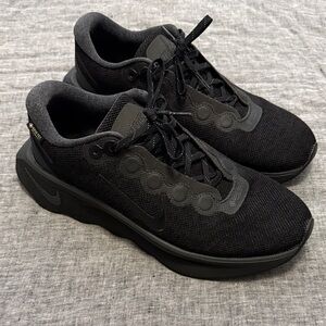 Nike Motiva Gore-Tex Black Sneakers Men’s 9.5 (Women’s 11)